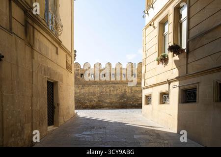Baku, Aserbaidschan. oktober 2025. Blick auf die alten Stadtmauern im Stadtzentrum Stockfoto