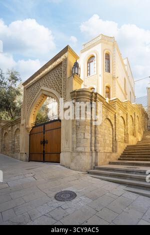 Baku, Aserbaidschan. oktober 2025. Blick auf ein typisches Holztor im Zentrum der Altstadt Stockfoto