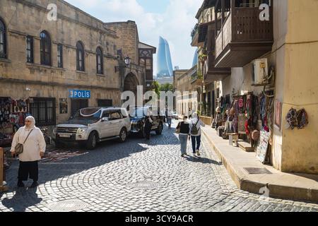 Baku, Aserbaidschan. oktober 2025. Blick auf Touristen in einer Straße im Zentrum der Altstadt Stockfoto