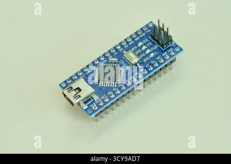 Programmierplatine von Arduino UNO in blauer Farbe isoliert auf weißem Hintergrund Stockfoto