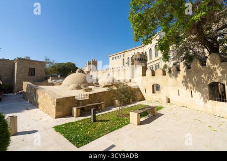Baku, Aserbaidschan. oktober 2025. Panoramablick auf das unterirdische Bad (17. Jahrhundert) in der Altstadt Stockfoto