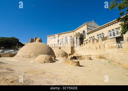 Baku, Aserbaidschan. oktober 2025. Panoramablick auf das unterirdische Bad (17. Jahrhundert) in der Altstadt Stockfoto