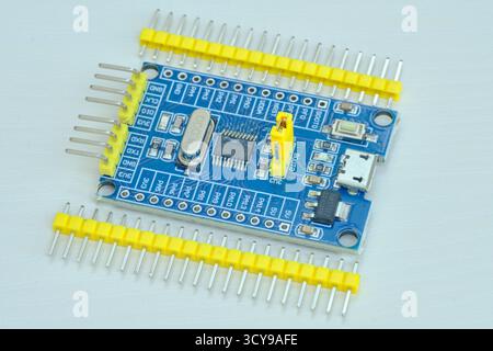 Programmierplatine von Arduino UNO in blauer Farbe isoliert auf weißem Hintergrund Stockfoto