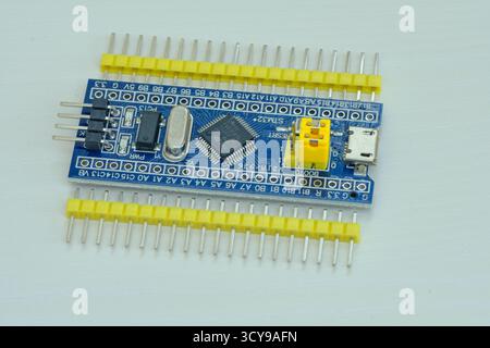 Programmierplatine von Arduino UNO in blauer Farbe isoliert auf weißem Hintergrund Stockfoto