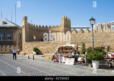 Baku, Aserbaidschan. oktober 2025. Blick auf die alten Stadtmauern im Stadtzentrum Stockfoto