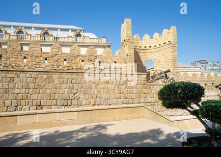 Baku, Aserbaidschan. oktober 2025. Blick auf die alten Stadtmauern im Stadtzentrum Stockfoto