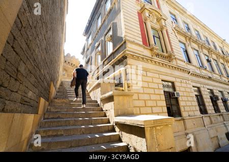 Baku, Aserbaidschan. oktober 2025. Blick auf die alten Stadtmauern im Stadtzentrum Stockfoto
