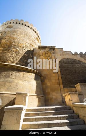 Baku, Aserbaidschan. oktober 2025. Blick auf die alten Stadtmauern im Stadtzentrum Stockfoto