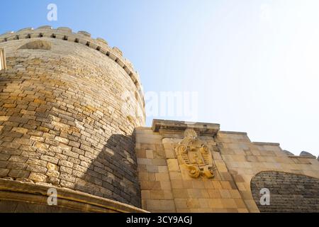 Baku, Aserbaidschan. oktober 2025. Blick auf die alten Stadtmauern im Stadtzentrum Stockfoto