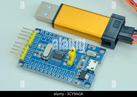 Programmierplatine von Arduino UNO in blauer Farbe isoliert auf weißem Hintergrund Stockfoto