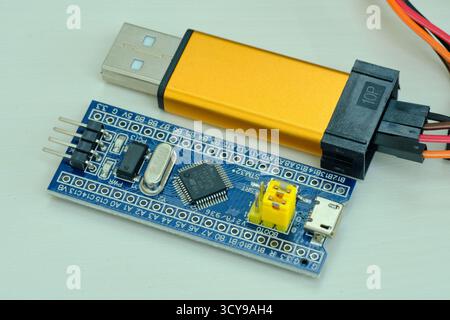 Programmierplatine von Arduino UNO in blauer Farbe isoliert auf weißem Hintergrund Stockfoto