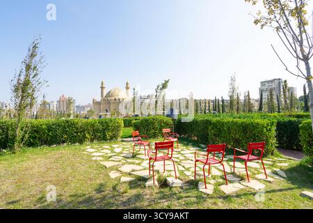 Baku, Aserbaidschan. oktober 2025. Blick auf das Central Park Labyrinth im Stadtzentrum Stockfoto