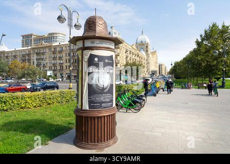 Baku, Aserbaidschan. oktober 2025. Ein Poster der Aufführungen im National Academic Theatre of Dramatic Arts im Stadtzentrum Stockfoto