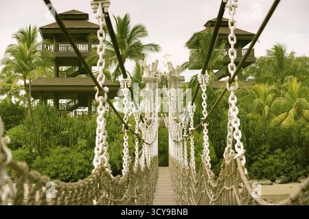 Hängeseilbahn, die zu den Aussichtstürmen auf der berühmten Insel Sentosa in Singapur führt Stockfoto