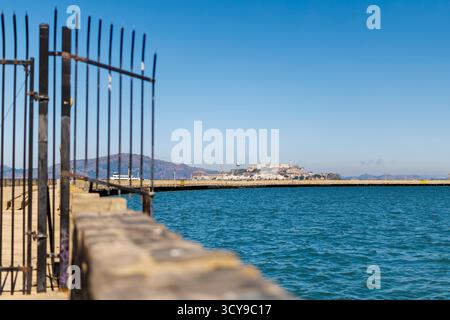 San Francisco, Vereinigte Staaten. Oktober 2025. Alcatraz, eine felsige Insel in der San Francisco Bay, Kalifornien, die von 1934 bis 1963 eines der berühmtesten und berüchtigtsten Hochsicherheitsgefängnisse in den Vereinigten Staaten beherbergte, San Francisco, 7. Oktober 2025. Quelle: dpa/Alamy Live News Stockfoto