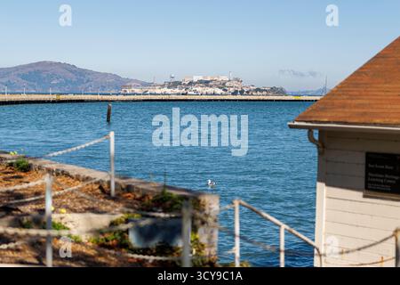 San Francisco, Vereinigte Staaten. Oktober 2025. Alcatraz, eine felsige Insel in der San Francisco Bay, Kalifornien, die von 1934 bis 1963 eines der berühmtesten und berüchtigtsten Hochsicherheitsgefängnisse in den Vereinigten Staaten beherbergte, San Francisco, 7. Oktober 2025. Quelle: dpa/Alamy Live News Stockfoto