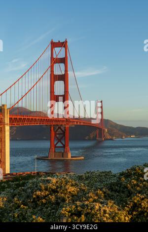 Die Golden Gate Bridge überspannt den Eingang zur San Francisco Bay unter einem klaren blauen Himmel während der goldenen Stunde. Stockfoto