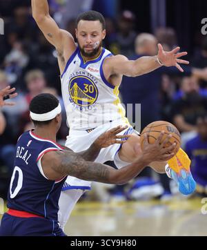 San Francisco, USA. Oktober 2025. Stephen Curry (Top) von Golden State Warriors verteidigt Bradley Beal von Los Angeles Clippers während des NBA-Vorsaisonspiels 2025-2026 zwischen Golden State Warriors und Los Angeles Clippers in San Francisco, USA, am 17. Oktober 2025. Quelle: Arthur Dong/Xinhua/Alamy Live News Stockfoto