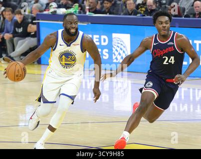San Francisco, USA. Oktober 2025. Draymond Green (L) von Golden State Warriors tritt am 17. Oktober 2025-2026 im NBA-Vorsaisonspiel zwischen Golden State Warriors und Los Angeles Clippers in San Francisco an 2025. Quelle: Arthur Dong/Xinhua/Alamy Live News Stockfoto