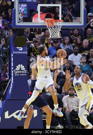 San Francisco, USA. Oktober 2025. Stephen Curry (Top) der Golden State Warriors tritt am 17. Oktober 2025-2026 im NBA-Vorsaisonspiel zwischen Golden State Warriors und Los Angeles Clippers in San Francisco an 2025. Quelle: Arthur Dong/Xinhua/Alamy Live News Stockfoto