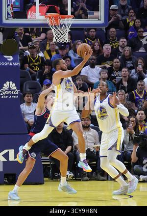 San Francisco, USA. Oktober 2025. Stephen Curry (Top) der Golden State Warriors tritt am 17. Oktober 2025-2026 im NBA-Vorsaisonspiel zwischen Golden State Warriors und Los Angeles Clippers in San Francisco an 2025. Quelle: Arthur Dong/Xinhua/Alamy Live News Stockfoto
