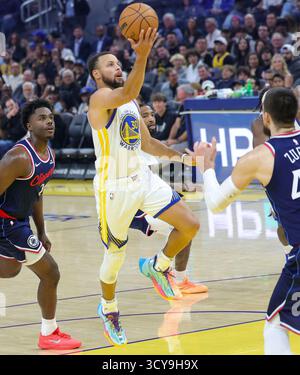 San Francisco, USA. Oktober 2025. Stephen Curry (C) von Golden State Warriors spielt 2025-2026 im NBA-Vorsaisonspiel zwischen Golden State Warriors und Los Angeles Clippers in San Francisco, USA, am 17. Oktober 2025. Quelle: Arthur Dong/Xinhua/Alamy Live News Stockfoto