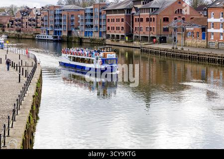 River Duchess, eine Stadttour mit Passagierboot, das auf den ruhigen Gewässern der Ouse navigiert Stockfoto