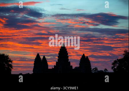 Atemberaubender lebendiger Sonnenaufgang über den Tempeln von Angkor Wat in Kambodscha Stockfoto