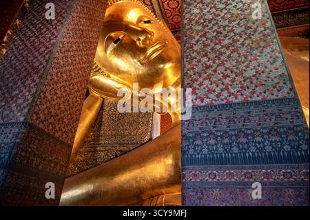 Riesige liegende Buddha-Statue im Wat Pho in Bangkok, Thailand Stockfoto