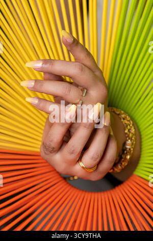 VAE, Dubai - 10. Oktober 2024: Stilettonägel mit weiblichen Händen und Gel-Design. Nahaufnahme Schönheitsfotografie Stockfoto