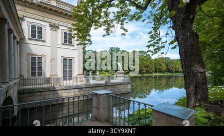 Der königliche Łazienki-Park in Warschau, der Palast auf der Insel. Der Barocke Gartenpavillon. Der klassizistische Palast. Die Łazienki-Teiche. Wunderschöner Bogen Stockfoto