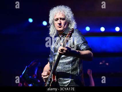 Stuttgart, Deutschland. Oktober 2025. Queen-Gitarrist Brian May spielt eine Ergänzung auf der Bühne bei der Premiere des Wiederbelebens des Queen-Musicals „We will Rock You“ im Palladium Theater. Quelle: Bernd Weißbrod/dpa/Alamy Live News Stockfoto