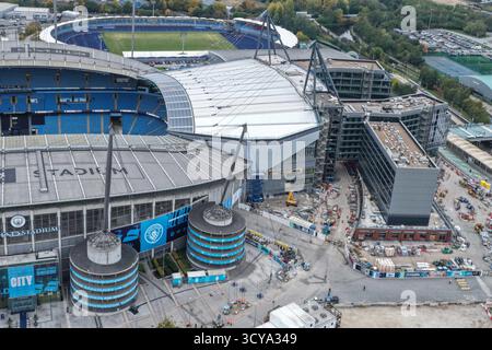 Manchester, Großbritannien. Oktober 2025. Eine allgemeine Ansicht des neuen Nordtribüne-Daches, während die Bauarbeiten während des Premier League-Spiels Manchester City gegen Everton im Etihad Stadium, Manchester, Vereinigtes Königreich, am 18. Oktober 2025 (Foto: Mark Cosgrove/News Images) in Manchester, Vereinigtes Königreich, am 18. Oktober 2025 abgeschlossen werden. (Foto: Mark Cosgrove/News Images/SIPA USA) Credit: SIPA USA/Alamy Live News Stockfoto