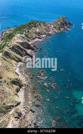 Luftaufnahme der zerklüfteten Küste und des klaren Blauen Meeres bei EO Gió, Quy Nhon, Vietnam Stockfoto