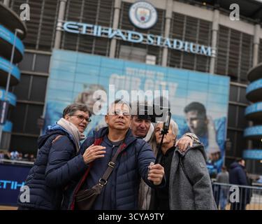Fans machen ein Selfie vor dem Spielereingang während des Premier League-Spiels Manchester City gegen Everton im Etihad Stadium, Manchester, Großbritannien, 18. Oktober 2025 (Foto: Mark Cosgrove/News Images) Stockfoto
