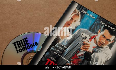 'True Romance' DVD mit Cover mit Christian Slater und Patricia Arquette, isoliert auf hellem, leerem Hintergrund Stockfoto