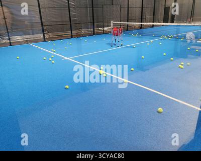 Ukraine, Kiew, 05. Mai 2024 Paddle-Tennisplatz nach einem Spiel Stockfoto