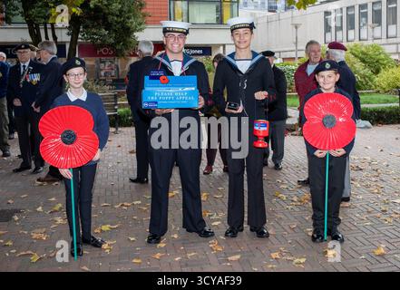 Brentwood Essex, Großbritannien. Oktober 2025. Die Brentwood-Niederlassung der Royal British Legion startet den Mohnappell mit dem Bürgermeister von Brentwood Jay Laplain und Veteranen, bevor der Appell in Geschäften, Restaurants, Welpen, Kirchen und Schulen rund um den Bezirk veröffentlicht wird. Credit: Richard Lincoln/Alamy Live News Stockfoto