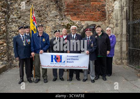 Brentwood Essex, Großbritannien. Oktober 2025. Die Brentwood-Niederlassung der Royal British Legion startet den Mohnappell mit dem Bürgermeister von Brentwood Jay Laplain und Veteranen, bevor der Appell in Geschäften, Restaurants, Welpen, Kirchen und Schulen rund um den Bezirk veröffentlicht wird. Credit: Richard Lincoln/Alamy Live News Stockfoto