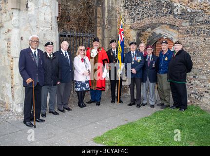 Brentwood Essex, Großbritannien. Oktober 2025. Die Brentwood-Niederlassung der Royal British Legion startet den Mohnappell mit dem Bürgermeister von Brentwood Jay Laplain und Veteranen, bevor der Appell in Geschäften, Restaurants, Welpen, Kirchen und Schulen rund um den Bezirk veröffentlicht wird. Credit: Richard Lincoln/Alamy Live News Stockfoto