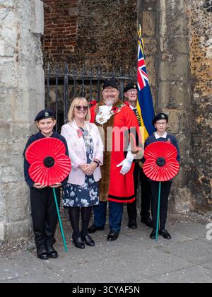 Brentwood Essex, Großbritannien. Oktober 2025. Die Brentwood-Niederlassung der Royal British Legion startet den Mohnappell mit dem Bürgermeister von Brentwood Jay Laplain und Veteranen, bevor der Appell in Geschäften, Restaurants, Welpen, Kirchen und Schulen rund um den Bezirk veröffentlicht wird. Credit: Richard Lincoln/Alamy Live News Stockfoto
