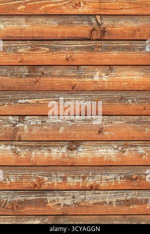 Holz (Holz) Zaunoberfläche, Textur, Hintergrund. Brauner Hintergrund, aus mit brauner Imprägnierung imprägnierten Kiefernplatten. Dekorative Naturwand Stockfoto