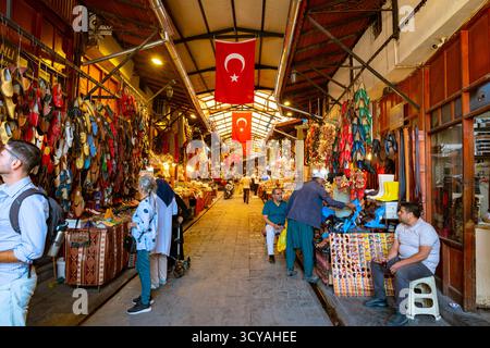 Besuchen Sie Gaziantep Concept Foto. Leute auf dem Bakircilar Basar. Gaziantep Türkei - 6.23.2025 Stockfoto
