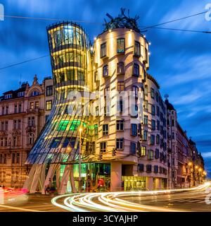 Prag, Tschechische Republik – 2. Juli 2017: Tanzhaus in Prag, beleuchtet bei Nacht, modernes architektonisches Wahrzeichen, entworfen von Frank Gehry und Vlado M. Stockfoto