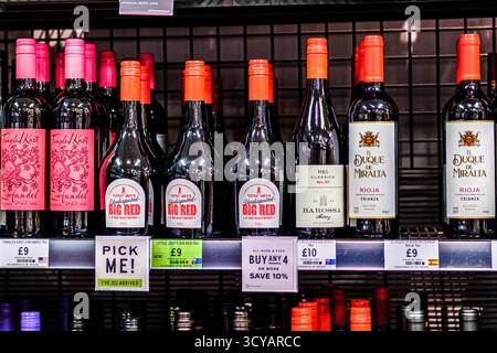 London UK, 18. Oktober 2025, Auswahl an Rotweinflaschen in Marks and Spencers Stockfoto