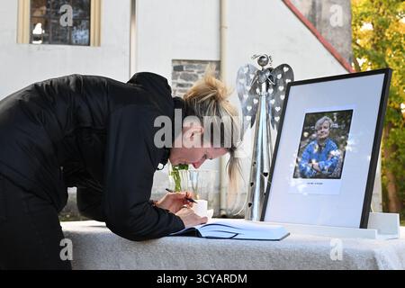 Pysely, Tschechische Republik. Oktober 2025. Beerdigung von Dana Drabova, langjähriger Leiterin des Staatlichen Büros für nukleare Sicherheit, die am 6. Oktober 2025 in Pysh, Tschechien, starb. Quelle: Michaela Rihova/CTK Photo/Alamy Live News Stockfoto