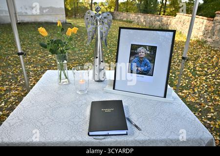 Pysely, Tschechische Republik. Oktober 2025. Beerdigung von Dana Drabova, langjähriger Leiterin des Staatlichen Büros für nukleare Sicherheit, die am 6. Oktober 2025 in Pysh, Tschechien, starb. Quelle: Michaela Rihova/CTK Photo/Alamy Live News Stockfoto