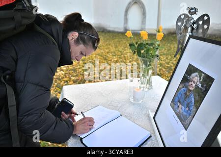 Pysely, Tschechische Republik. Oktober 2025. Beerdigung von Dana Drabova, langjähriger Leiterin des Staatlichen Büros für nukleare Sicherheit, die am 6. Oktober 2025 in Pysh, Tschechien, starb. Quelle: Michaela Rihova/CTK Photo/Alamy Live News Stockfoto