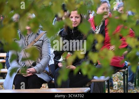 Pysely, Tschechische Republik. Oktober 2025. Beerdigung von Dana Drabova, langjähriger Leiterin des Staatlichen Büros für nukleare Sicherheit, die am 6. Oktober 2025 in Pysh, Tschechien, starb. Quelle: Michaela Rihova/CTK Photo/Alamy Live News Stockfoto