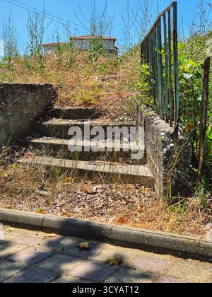 Treppe ins Nirgendwo. Verlassener Ort. Unvollendete Treppe. Alte Steintreppe im Park Stockfoto